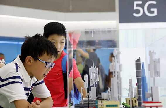 wx在位于上海徐匯濱江的2019世界人工智能大會華為5G體驗館內，小朋友在觀看一組展現5G基站的模型。（2019年8月26日攝）.jpg