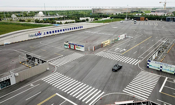 wx測試車輛在上海臨港智能網聯汽車綜合測試示范區內進行行駛測試（2020年7月3日攝，無人機照片）。.jpg