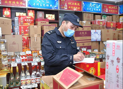 治安總隊民警檢查寄遞業(yè)消防。w.jpg
