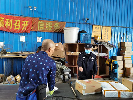 寶山分局民警對淞寶地區(qū)快遞分揀中心開展安全檢查。w.jpg