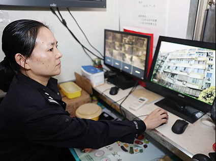 閔行分局民警查看小區(qū)監(jiān)控消除安全隱患。w.jpg
