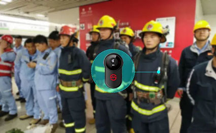 上海地鐵，維保人員佩戴執(zhí)法記錄儀在站內(nèi)維修巡檢w.jpg