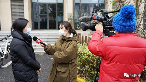 江薇居民區楊諍書記接受采訪中1w.jpg