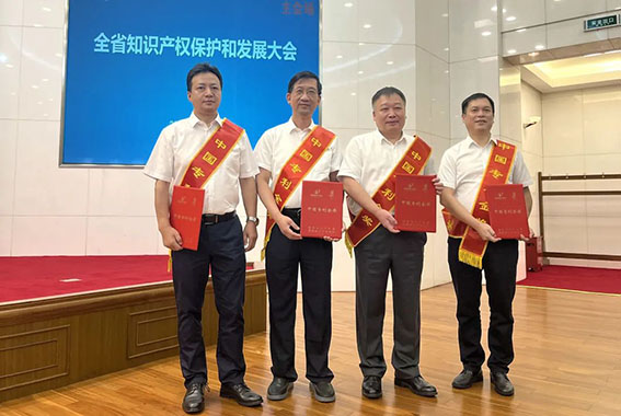 （右圖左一）接受頒獎(jiǎng)w.jpg